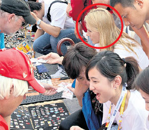 Галина НЕМОВА думала, что она торгуется, а продавец просто не понимал, на какой значок с изображением Мао она показывает