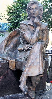 Памятник тете Вале скульптора Николая АНЦИФЕРОВА украсил центр Ульяновска