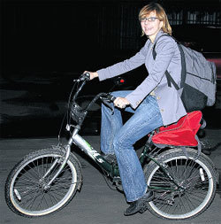 Чтобы добраться до катка, минуя пробки, Фекла пересела с авто на велосипед