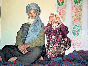 Президент Афганистана Хамид КАРЗАЙ безуспешно борется с традицией ыдавать несовершеннолетних девочек за стариков