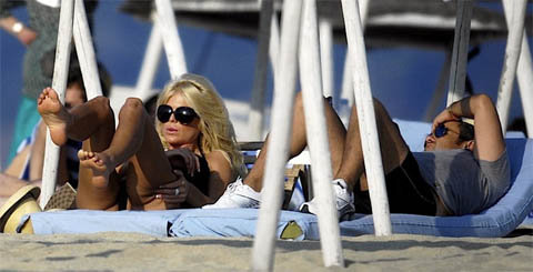 Закончив, Виктория принялась ощупывать свой целлюлит. Бойфренд в процесс не вмешивался. Фото: celebrity-gossip.net