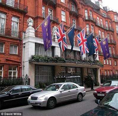  рождественскую ночь лондонские полицейские были вынуждены срочно мчаться в роскошный отель  «Клеридж». 