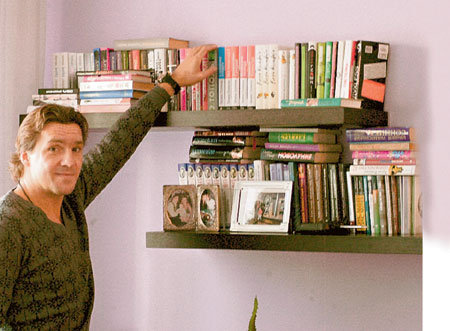 Теперь у ЮРАНА появилось время на книги - он читает в основном то, что советует ему жена