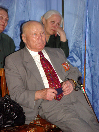 Почётный гость премьеры ветеран войны Яков Долгополов после спектакля душевно беседовал с актрисами