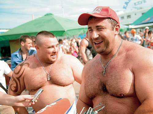 Тысячам болельщиков Вячеслав МАКСЮТА (в кепке) и Сергей СУРОВ...