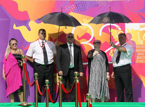 Никита Михалков с супругой почти полтора часа простояли на солнцепеке.