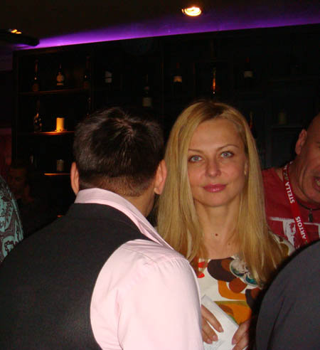 ... и всем представляет Оксану как свою новую любовь